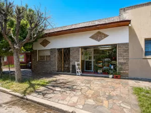 Casa de 4 ambientes con patio y cochera
