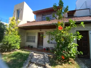 VENTA CASA 6 AMBIENTES CON GARAGE Y FONDO LIBRE