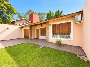 Chalet de 3 ambientes con parque, garage y quincho