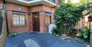 DUPLEX DE TRES AMBIENTES CON GARAGE Y PATIO