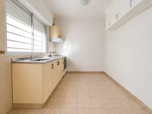Triplex de 4 ambientes con patio y cochera cubierta