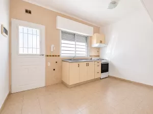 Triplex de 4 ambientes con patio