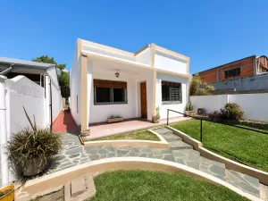 Casa de 3 ambientes con parque y parrilla