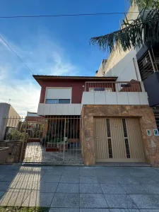 CASA DE CUATRO AMBIENTES AMUEBLADA SOBRE LOTE PROPIO
