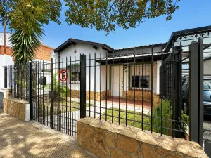 Chalet de 3 ambientes con patio y cochera