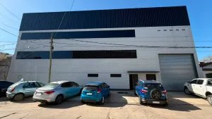 Amplio galpon con oficinas