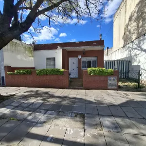 CASA 4 AMBIENTES CON PATIO Y GARAGE PARA 2 AUTOS
