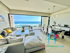 A pie de playa con terraza y vista frontal al mar