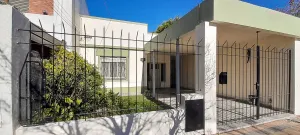 ALQUILER CASA 3 AMB. CON PATIO Y COCHERA- V.BALLESTER