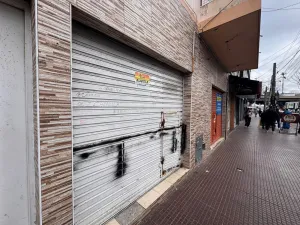 Local en alquiler - a metros de la estación J L Suarez