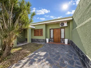 Casa de 3 ambientes con parque y 2 cocheras